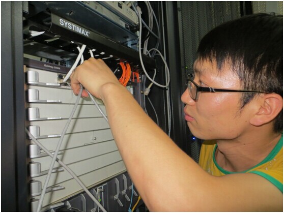 魯甸公司工作人員正在將現場指揮部網絡交換機接入網絡核心