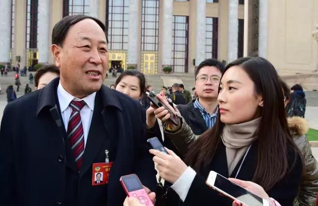 △全國政協(xié)委員劉吉臻（左）接受中國電力報 中電新聞網記者采訪。中國電力報 中電新聞網記者 王飛 攝。