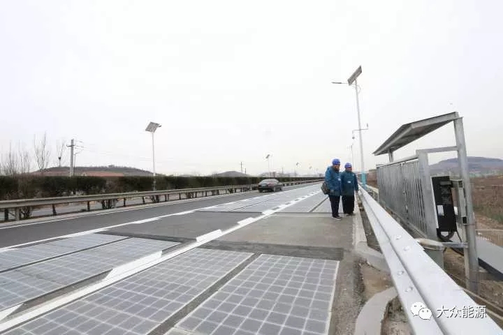 漲知識！高速公路上汽車怎么邊跑邊？