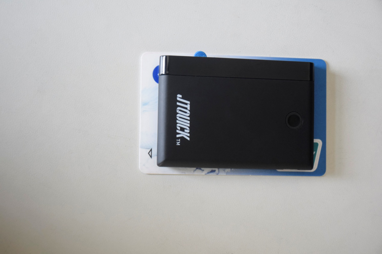 主打石墨烯特色的JTQUICK 重新定義輕薄移動(dòng)電源 主打石墨烯特色的JTQUICK 重新定義輕薄移動(dòng)電源