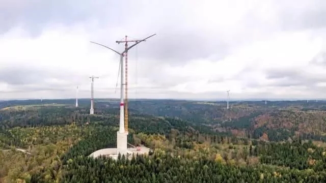 為風(fēng)力發(fā)電機(jī)加上個水泥罐，就能媲美馬斯克的100兆瓦時超級電池?!