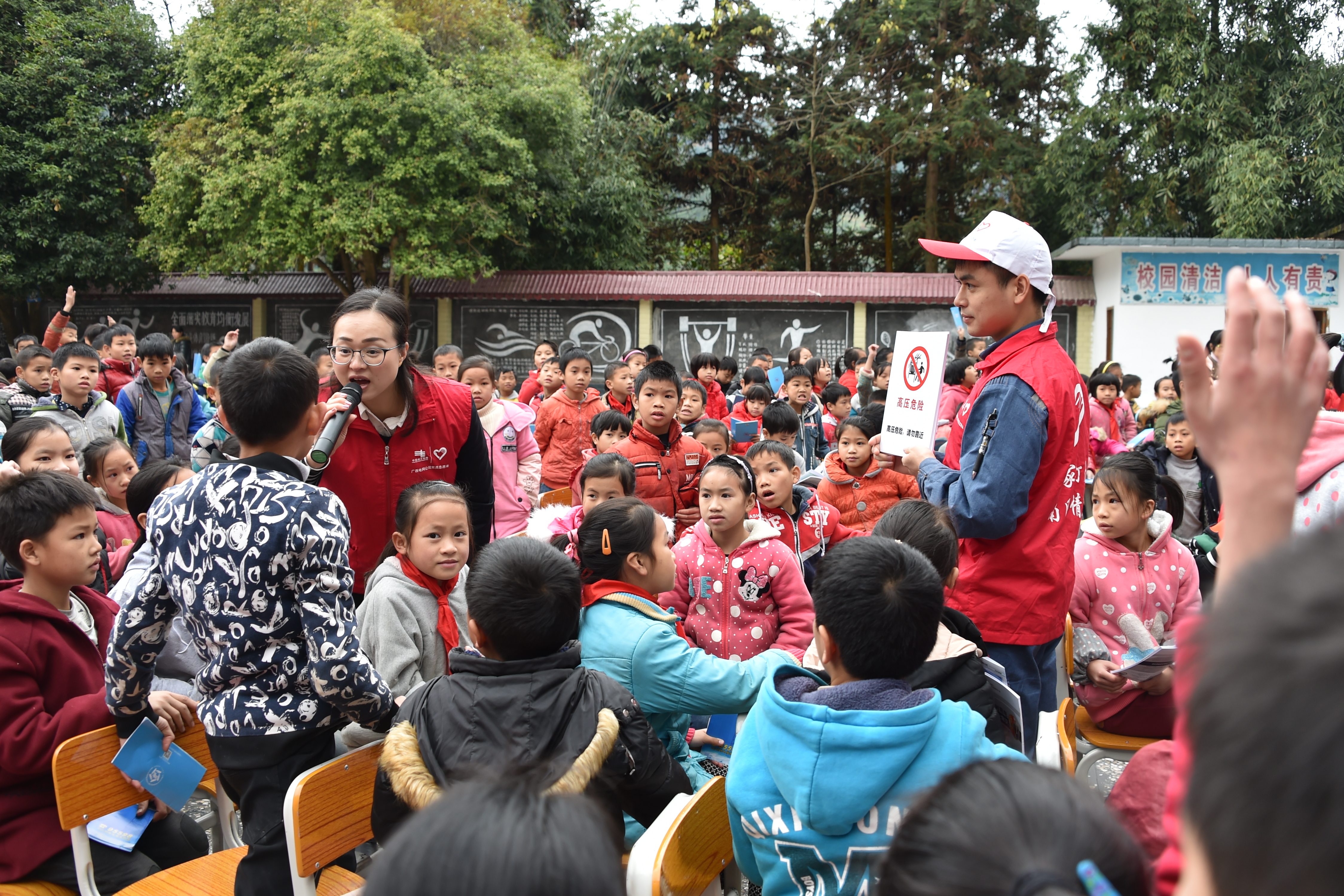 “精準扶貧+普法”走進廣西革命老區小學