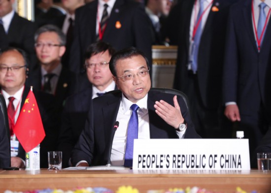當地時間5月9日上午，李克強總理在出席中日韓領導人會議時表示，亞洲國家數量眾多，發展水平差異較大。中日韓發展走在亞洲前列，應集聚三方優勢，通過“中日韓+X”模式，在產能合作、減貧、災害管理、節能環保等領域實施聯合項目，發揮三方在裝備、技術、資金、工程建設等方面的各自優勢，共同開拓第四方甚至多方市場，帶動和促進本地區國家實現更好更快發展。