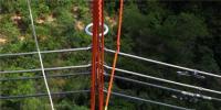為了不停電 這群青年在高空“與電<font color=