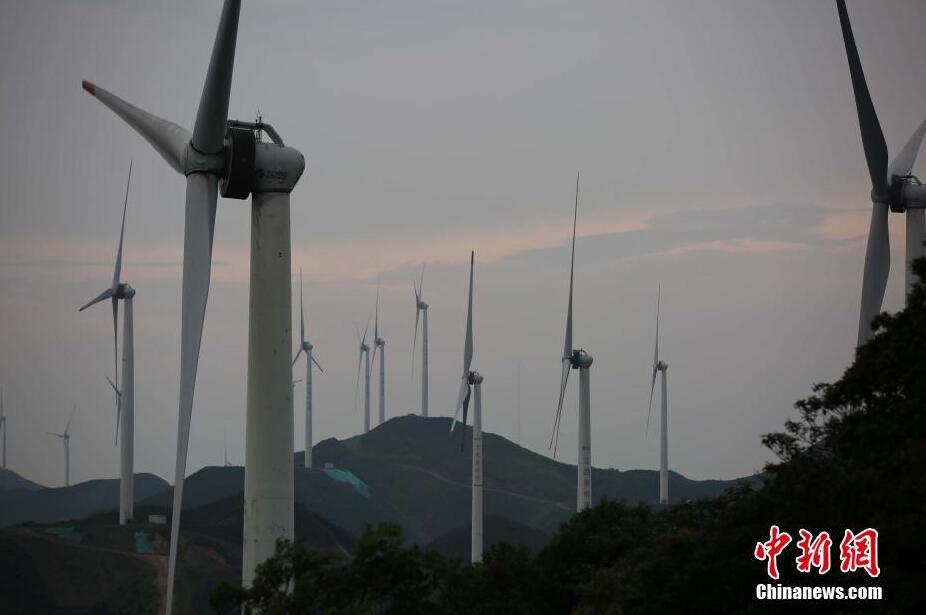 航拍江西泰和高山風(fēng)電項(xiàng)目 巨型“風(fēng)車(chē)”矗立山脈