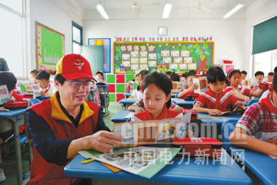 近日，浙江富陽供電公司紅船共產黨員服務隊走進校園，隊員們用自制的用電教具，簡單易懂地向孩子們介紹電力常識和安全用電方法，增強孩子們的自我保護意識。