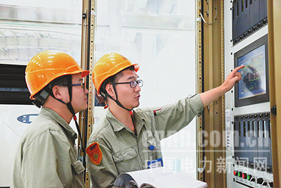 近日，國電哈密煤電開發(fā)有限公司在2號機(jī)組檢修期間，開展了“C修微課堂”崗位練兵活動(dòng)，助力青工成長成才，掀起了“學(xué)技術(shù)、提素質(zhì)”的熱潮。圖為該公司電氣二次班勵(lì)磁專工在講解勵(lì)磁小電流試驗(yàn)原理。