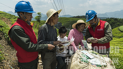近日，湖北鶴峰供電公司走馬供電所員工開展安全用電知識宣傳活動，將安全用電知識送到木耳山茶葉采摘現場。