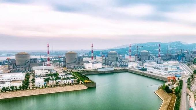 田灣4號機組自8月25日正式開始反應堆首次裝料，全體人員始終堅持“安全第一、質量第一”，嚴格遵守技術規格書和試驗程序要求，監護操作，獨立驗證，采用在田灣4號機組主控室、換料機控制室和反應堆大廳進行連續監控的方式，先后進行了9個批次燃料吊籃的裝載與轉運，安全地將163組燃料組件和103束控制棒裝入堆芯指定位置。