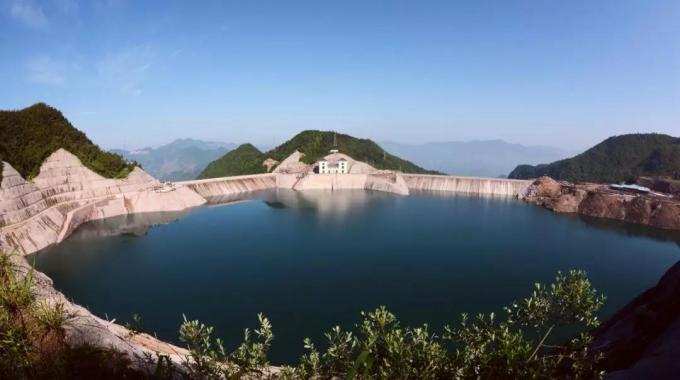 浙江仙居抽水蓄能電站（建成）  仙居抽水蓄能電站位于浙江仙居縣，極大節省了系統電源建設投資，據2015年水平系統運行模擬計算，電站使系統火電綜合調峰幅度降低2.44%，節約系統標準煤耗15.48萬噸。