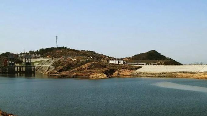 湖北白蓮河抽水蓄能電站（建成）  湖北白蓮河抽水蓄能電站位于黃岡市羅田縣，它擔負著調峰、填谷、調頻、調相和事故備用等任務，對湖北乃至華中電網安全、經濟、穩定有巨大作用。